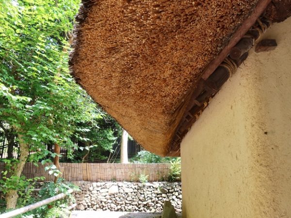 土佐漆喰を使い、多雨の気候に応じて水切瓦を使った前田家土蔵。防火、防水のため、屋根は鞘屋根と呼ばれる二重の作りになっている