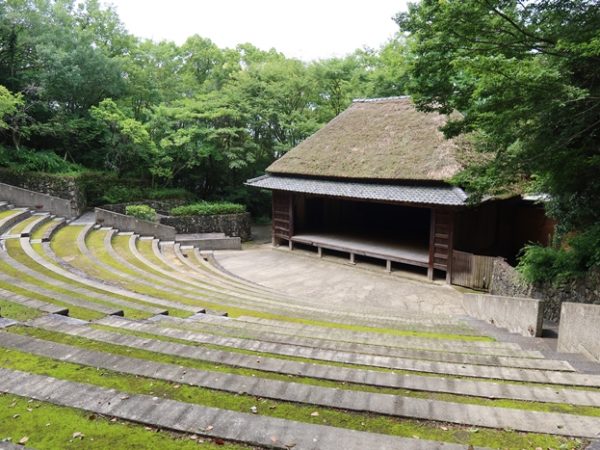 琴電屋島駅。外観の色合い、文字などいちいちかわいい。内部も必見