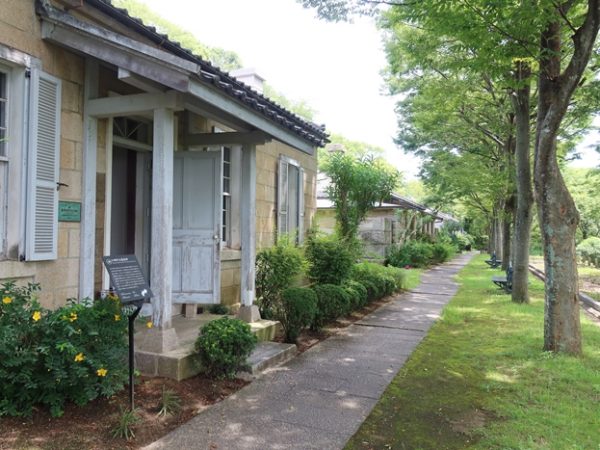 歩いていると、所々にこうした小さな建物や碑、石仏などがあり、飽きない。これはかつては四国の村々に広く分布していたという茶堂。仏様を祭るなど信仰の場であると同時に、お遍路さんの休憩場所などとしても使われたそうだ