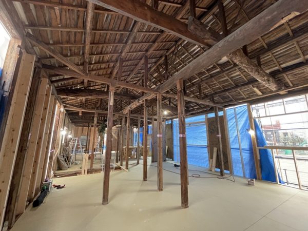 自然に空き家になっていた南棟。角の住戸の室内（写真提供/オルガワークス）