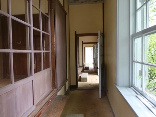 3棟並んだ退息所のうち、ゲートもあってかわいかった鍋島灯台退息所。考えてみれば灯台のあるような場所は波風も強いはず。堅固な建物が求められたのだろう