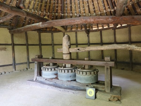 土間から上がったところは竹のすのこ敷きという吉野家住宅。住宅周囲には強風を防ぐための石垣が築かれていた