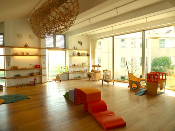 2階の階段に面した壁は、「仕掛けの壁」と名付けられた空間