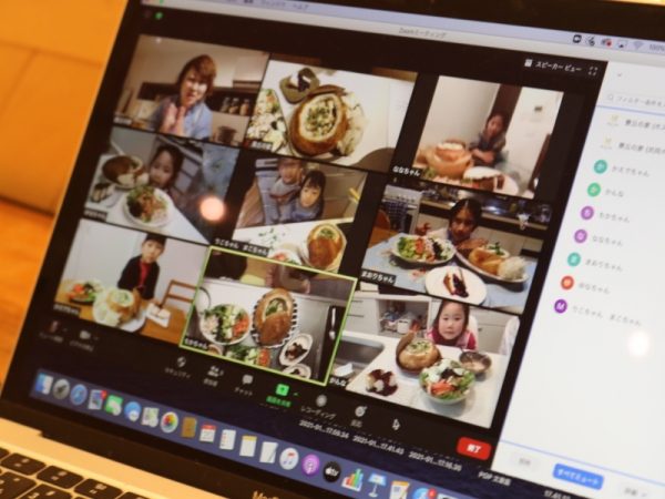 「『こうさくひろば』も、コロナ禍で食のプログラムが少なくなり、何ができるのかを考えた結果、始まったものです」と、１階の工作コーナーで説明する増田さん。「こうさくひろば」は、いつでも自由に参加できる工作コーナーで、プログラムは月替わり