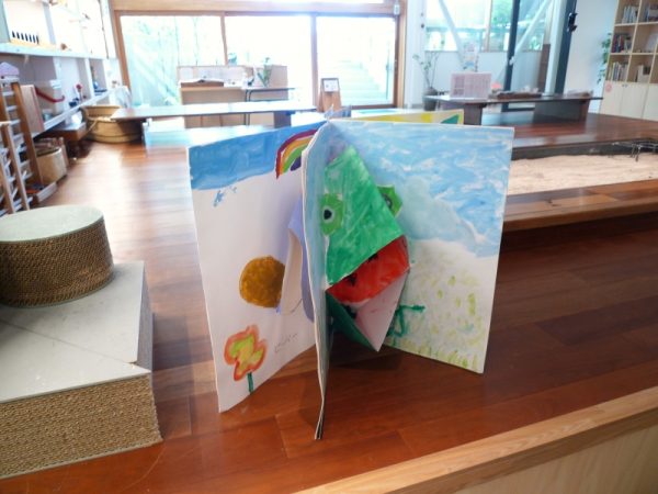 1階「サロン」の様子。</BR>ちなみに景丘の家のこども食堂や、アートスクールなどで使われている食器は、マザーディクショナリーが運営サポートに関わっている「手の長いおじさんプロジェクト」からの寄付によるものである。「手の長いおじさんプロジェクト」とは、陶芸家や工芸家などの有志から、使用に支障はないものの小さな傷のある食器などを、さまざまな場所や人に届けるという活動である