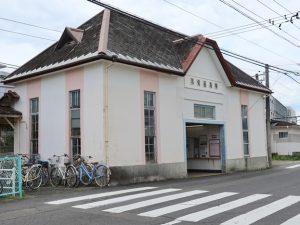 琴電屋島駅。外観の色合い、文字などいちいちかわいい。内部も必見