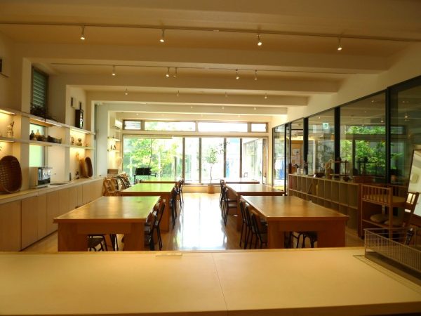 2階の階段に面した壁は、「仕掛けの壁」と名付けられた空間