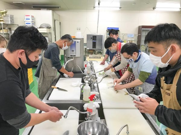 地元のスーパーマーケット社員から魚のさばき方を学ぶ「魚さばきクラス」。地元で捕れた魚を使って実践する（提供：瀬戸内・暮らしの大学）