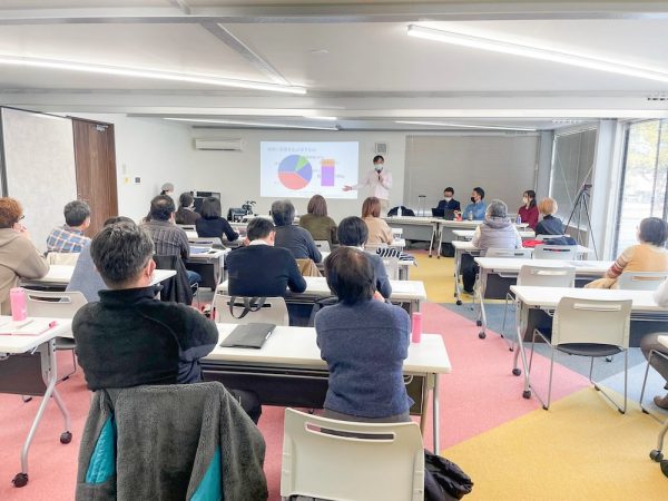 三豊市の名産・オリーブについて学ぶ「三豊産オリーブオイルを味わい尽くす」。座学から、実際のオリーブ畑での収穫、さらにオリーブオイルについてまで学ぶ（提供：瀬戸内・暮らしの大学）