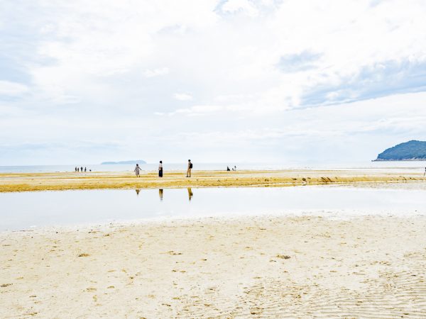 瀬戸内・暮らしの大学の校舎のすぐ近くにある父母ヶ浜。写真映えスポットとしてSNSやメディアで話題となり、2018年ごろより観光客が急増した