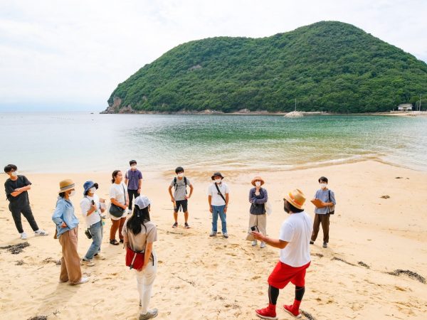 地元のスーパーマーケット社員から魚のさばき方を学ぶ「魚さばきクラス」。地元で捕れた魚を使って実践する（提供：瀬戸内・暮らしの大学）