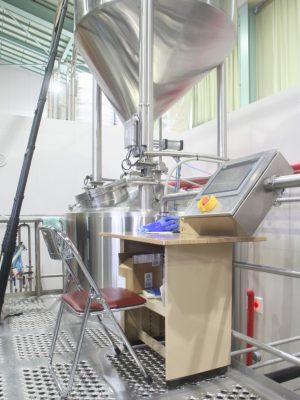 醸造工場の中では教卓が活用されている