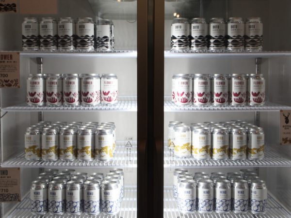 醸造工場に接する通路に設けられた説明パネル