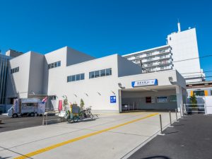 改築された西新井駅。西口交通広場の整備も進む