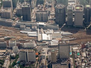 品川駅は、日本で最初に開業した駅のひとつ。当時、現在の港南口側は海だった