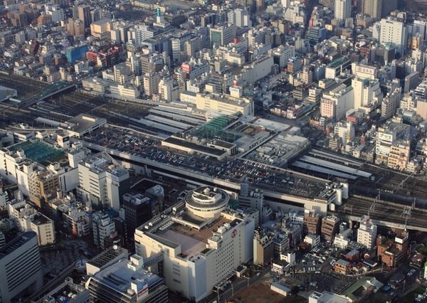 大宮駅を上空から見る。写真上が東口で、下が西口（2010年）