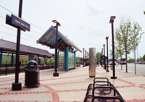 歩道から段差なく乗り降りができる超低床車両が走行するザグレブ（クロアチア）のトラム。床上高さは350mmで、車内にも段差やスロープは存在しない