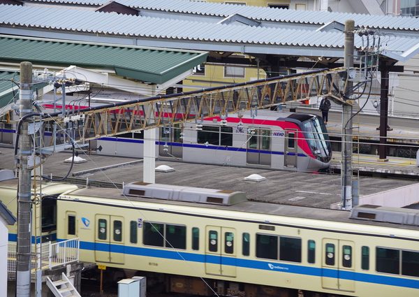 現在、多摩ニュータウンには小田急と京王が乗り入れている