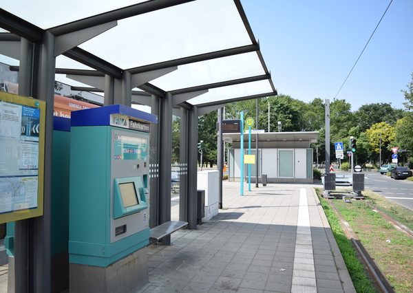 歩道から段差なく乗り降りができる超低床車両が走行するザグレブ（クロアチア）のトラム。床上高さは350mmで、車内にも段差やスロープは存在しない