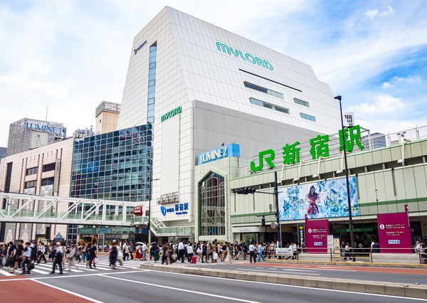 JR東日本・京王電鉄・小田急電鉄・東京メトロ・東京都交通局などがあり、新宿副都心の中心に位置してする新宿駅。乗降客数は世界一でギネス世界記録にも認定されている