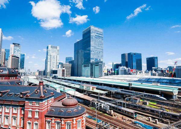 JR東日本・京王電鉄・小田急電鉄・東京メトロ・東京都交通局などがあり、新宿副都心の中心に位置してする新宿駅。乗降客数は世界一でギネス世界記録にも認定されている