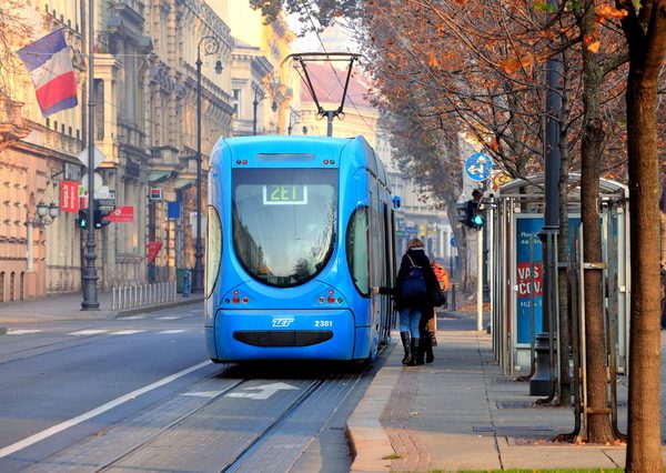 歩道から段差なく乗り降りができる超低床車両が走行するザグレブ（クロアチア）のトラム。床上高さは350mmで、車内にも段差やスロープは存在しない