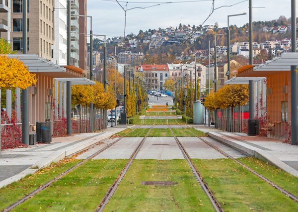 歩道から段差なく乗り降りができる超低床車両が走行するザグレブ（クロアチア）のトラム。床上高さは350mmで、車内にも段差やスロープは存在しない