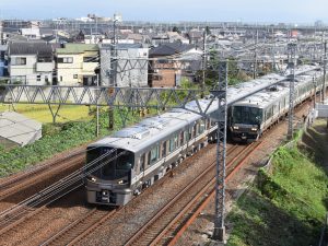私鉄と競合する京阪神間を、最高時速130kmで駆け抜けるJRの新快速電車。複々線を活用し、普通電車を追い抜く