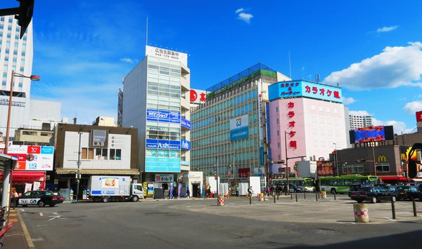 左：待合スペースのない歩道部分でバスを待つ人々。右：慢性的な交通渋滞の様子（出所：「大宮GCSプラン2020」）