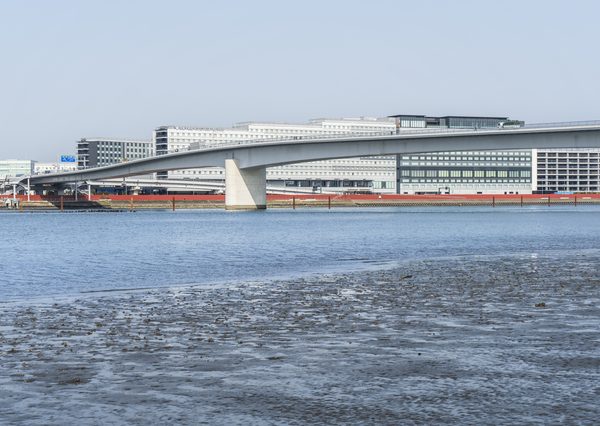 多摩川スカイブリッジの羽田空港側には、2023年1月にオープンした商業施設「羽田エアポートガーデン」がある