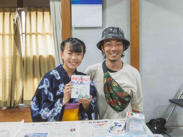 ワークショップで参加者に説明をするアーティストの小日山さん（左）古川さん（右）（撮影：伊澤写真館）