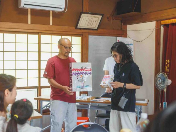 ワークショップで参加者に説明をするアーティストの小日山さん（左）古川さん（右）（撮影：伊澤写真館）