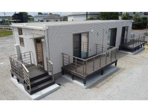 一般的な一戸建てに比べシンプルで安価なモバイル建築は、ライフスタイルが多様化する現代において、今後住宅としてのニーズも高まりそうだ。ライフステージに合わせ、ユニットをプラスしたり、将来的にユニットを売却したりすることもできるというから面白い。住宅として採用する人が増えれば、技術も発展し、つくれる工務店も増え、工場の稼働率も上がり、コストも下がるだろう（写真提供：一般社団法人日本モバイル建築協会）