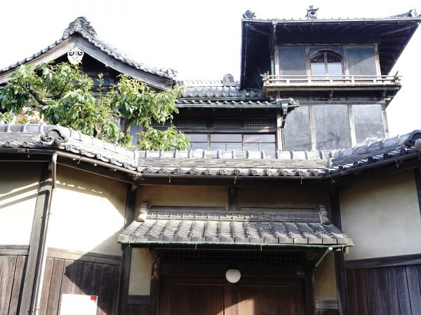 600坪あまりの敷地面積で、建築面積が約240坪。気になるのは建築にかかった金額…。真蔵氏の日記帳が蔵にしまわれており、専門家に解読してもらったところ、建築費用の記載はなかったが、火災保険の記載があり、保険料が当時のお金で年間240円、現在にすると400万円、補償金が当時6万円、現在では10億円の価値に換算されるとか。「いまこれを建てようと思えば20億円あっても建てられません。またそういう職人さんもいませんと言われました」と加藤さん。これだけのものを建てられる財があった真蔵氏は、修学旅行に行けない子どもたちの費用を立て替えるなど、まちの人々やまちのための慈善事業も積極的に行っていた