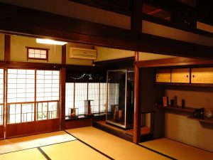 床の間、違い棚が設えてある主屋1階の座敷