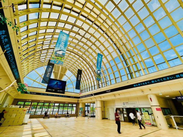 ▲JR快速エアポートで新千歳空港から20分、札幌へ17分と、空港～札幌都心のちょうど中間地点に位置する北海道北広島市。2023年3月に北海道ボールパークＦビレッジが開業し“観光客が通り過ぎるまち”から“観光に訪れるまち”へと進化。道外からの移住検討者の関心も高まっている