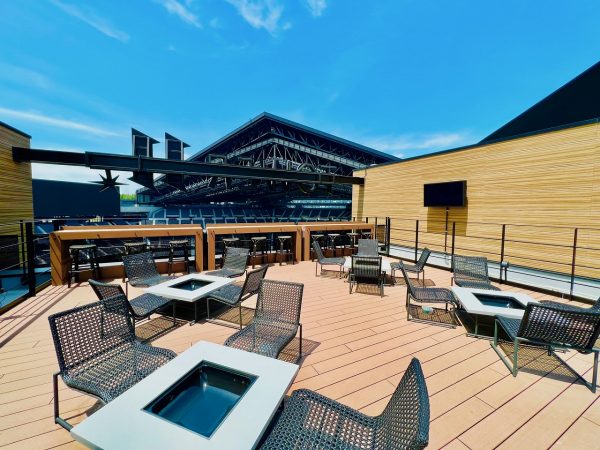 ▲金原さんのインタビューは北海道ボールパークＦビレッジ「tower eleven hotel」にて行った。 5階にはマウンテンビュー宿泊者用テラスがあり、フィールドを一望できる