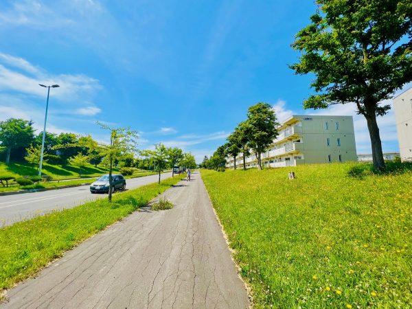 ▲北広島団地地区を一周する全長5kmのトリムコースは自転車・歩行者専用道。春夏の毎週日曜日は、さんぽまちに集合してトリムコースを歩くとポイントが貯まるイベントを開催。ウォーキングに適した環境が既に整っている点も“1000＋1 ムーブメント”との親和性が高い。「北広島はフィンランドのニュータウンをお手本にしてつくられたまち、オーラリングもフィンランドの会社の製品ですから、フィンランドと北広島は不思議な縁でつながっているなと感じました」