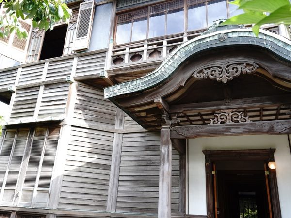 和洋の建築様式が融合した立派な外観。白木の壁はペンキ塗りをせず、そのままの素材が生かされている。基礎設計は神戸の建築会社が担当し、細かなところは真蔵氏と地元の大工や職人が相談しながら仕上げたという