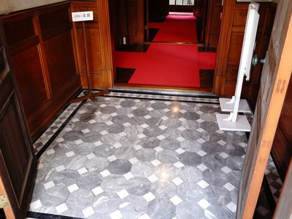 和洋の建築様式が融合した立派な外観。白木の壁はペンキ塗りをせず、そのままの素材が生かされている。基礎設計は神戸の建築会社が担当し、細かなところは真蔵氏と地元の大工や職人が相談しながら仕上げたという