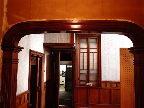 和洋の建築様式が融合した立派な外観。白木の壁はペンキ塗りをせず、そのままの素材が生かされている。基礎設計は神戸の建築会社が担当し、細かなところは真蔵氏と地元の大工や職人が相談しながら仕上げたという