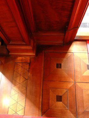 和洋の建築様式が融合した立派な外観。白木の壁はペンキ塗りをせず、そのままの素材が生かされている。基礎設計は神戸の建築会社が担当し、細かなところは真蔵氏と地元の大工や職人が相談しながら仕上げたという