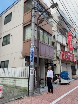 地口行灯を設置する商店街の街路灯を確認する鈴木さん
