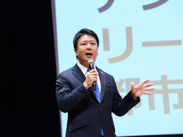 2010年、当時最年少で市長に就任した高島氏。常にトップに立って市をアピールしてきた
