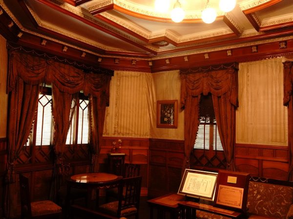 家具を含めて大正期の趣をそのまま残す応接室