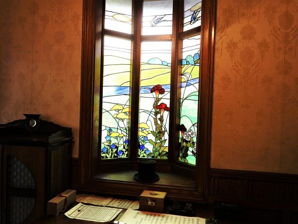 家具を含めて大正期の趣をそのまま残す応接室