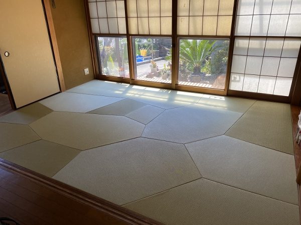 型紙を畳床に合わせ切断していく