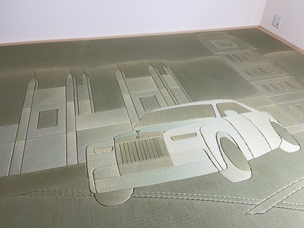 型紙を畳床に合わせ切断していく