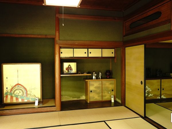 家具を含めて大正期の趣をそのまま残す応接室