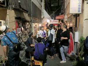 広島県広島市の横川商店街は、再生のために多彩なイベントを実施し、それを目的に市外からも多くの人が集まっている。背景には、商店主だけが参加していた組合活動を、近隣住民や地元企業など外からの人たちも巻き込んだものへ改善したことが影響している。